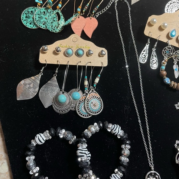 NECKLACE $14, Earring sets $12, Key Chain $7 MESSAGE BEFORE PURCHASE - Picture 2 of 6